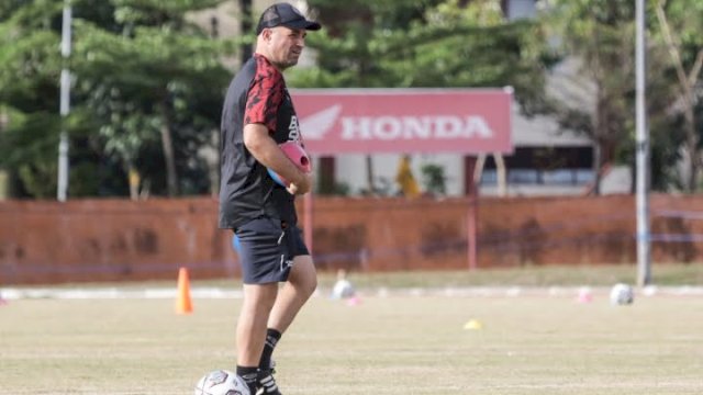 Pose Pelatih PSM Makassar, Bernardo Tavares saat melatih Pasukan Ramang beberapa waktu lalu. (foto: Official PSM)