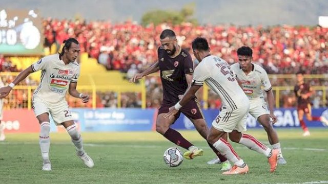 Striker PSM, Everton saat dikepung pemain Persija Jakarta dalam duel pekan ketiga Liga 1 musim 2022-2023 di Stadion BJ Habibie, Parepare, Jumat (5/8/2022). (foto: Official PSM Makassar)