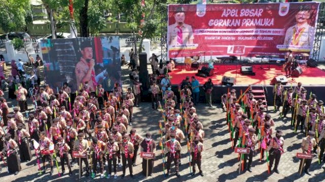 Gubernur Sulawesi Selatan, Andi Sudirman Sulaiman melepas sebanyak 450 kontingen daerah Gerakan Pramuka Provinsi Sulsel yang akan mengikuti Jambore Nasional (Jamnas). (foto: Pemprov Sulsel)