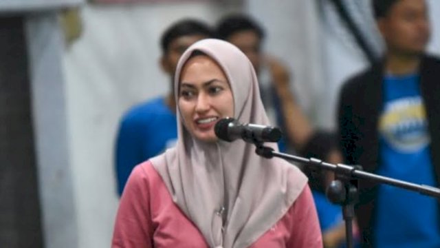 Bupati Luwu Utara, Indah Putri Indriani saat membuka turnamen bola basket Perbasi Luwu Utara Cup Tahun 2022 di Senbis Sport Arena Masamba, Sabtu (6/8/2022). (foto: Ist) 