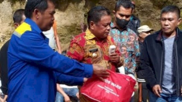 Pemerintah Provinsi (Pemprov) Sulsel menyalurkan bantuan untuk korban kebakaran di Kabupaten Tana Toraja di Dusun Paku, Desa Sangbua, Kecamatan Kesu', Kabupaten Toraja Utara. 