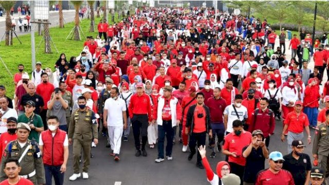 Ribuan peserta jalan santai Anti Mager yang terdiri dari ASN dan Non ASN Lingkup Pemprov Sulsel, pelajar dan guru SMA/SMK/MA dari Makassar, Gowa, Maros bahkan Takalar di Kawasan Center Point of Indonesia (CPI), Jumat, (12/8/2022). (foto: Pemprov Sulsel)