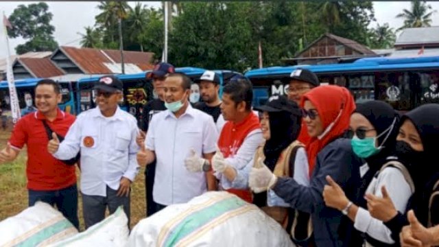 Gubernur Sulawesi Selatan, Andi Sudirman Sulaiman saat jalan santai Anti Mager di desa Mappesangka, Kecamatan Ponre, Kabupaten Bone, Sabtu (13/8/2022).