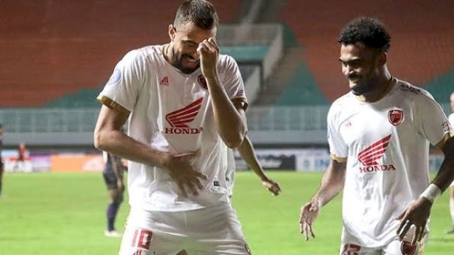 Seleberasi Everton Nascimento usai mencetak gol dalam laga PSM Makassar menghadapi tuan rumah Rans Nusantara FC, di Stadion Pakansari, Bogor, Senin (15/8/2022). (foto: Official PSM Makassar)