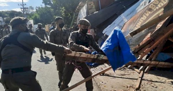 Satpol PP Makassar Bongkar Lapak PK5 di Jalan Amanagappa Makassar 