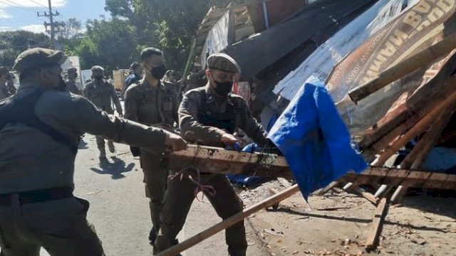 Proses pembongkaran bangunan PK5 yang dilakukan di jalan Amanagappa bersama unsur Tripika Kecamatan Ujung Pandang, Jum’at,(19/8/2022). (sumber: ig/@satpolppmks.ofc)