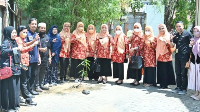 Dharma Wanita Persatuan (DWP) Provinsi Sulawesi Selatan (Sulsel) menggelar kegiatan penanaman pohon di lingkungan Sekolah Menengah Atas (SMA)/Sekolah Menengah Kejuruan (SMK), Jumat (19/08/2022).