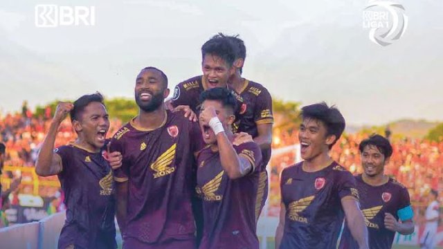 Skuad PSM Makassar saat mengalahkan Arema FC dengan skor 1-0 dalam lanjutan Liga 1 2022-2023 pekan kelima di Stadion BJ Habibie, Parepare, Sabtu (20/8/2022). (foto: Ig/Liga 1)