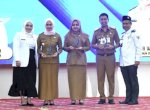 Bupati Indah Raih Penghargaan Perempuan Inspiratif dan Peduli APDESI