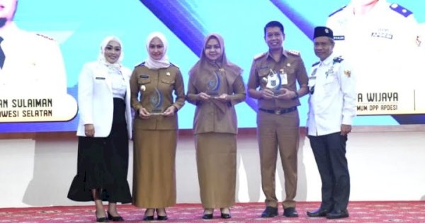 Bupati Indah Raih Penghargaan Perempuan Inspiratif dan Peduli APDESI