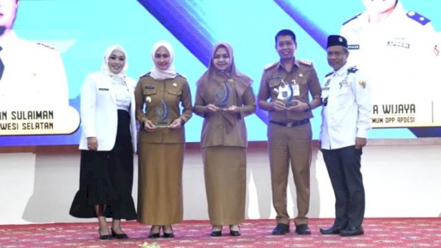 Bupati Luwu Utara, Indah Putri Indriani mendapat penghargaan dari DPD APDESI Sulsel yang menilainya sebagai Perempuan Inspiratif dan Kepala Daerah Peduli APDESI.