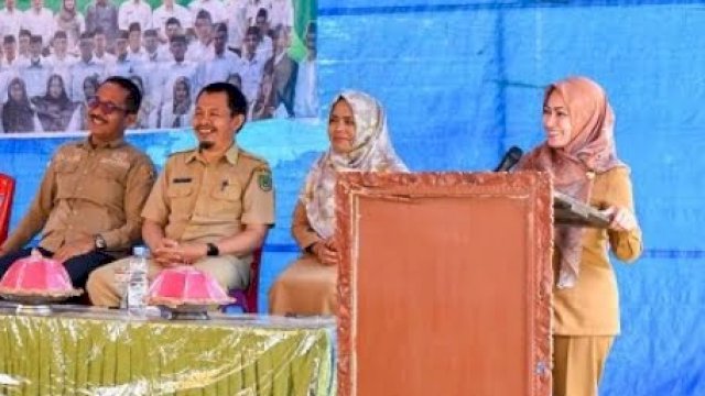 Bupati Luwu Utara (Lutra) Indah Putri Indriani, saat memberikan sambutan di Musyawarah Kerja Forum Komunikasi Badan Permusyawaratan Desa (FK-BPD) Kabupaten Luwu Utara Periode 2022-2028. Rapat tersebut dilaksanakan di Desa Limbong, Kecamatan Rongkong, Selasa (23/8/2022).