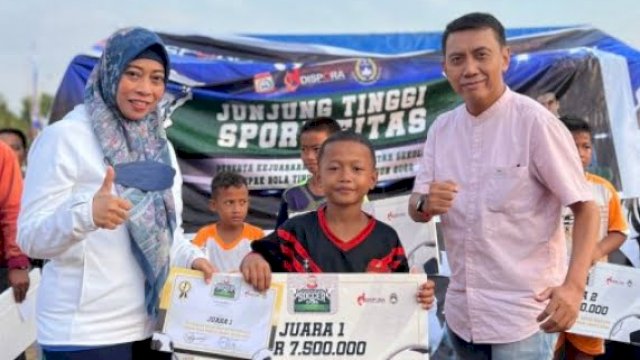 Sekretaris Dinas Pemuda dan Olahraga (Dispora) Kota Makassar, Andi Tenri A Waru Natsir saat menutup secara resmi Turnamen Sepak Bola antar SSB tingkat dasar pada Minggu, 7 Agustus 2022.