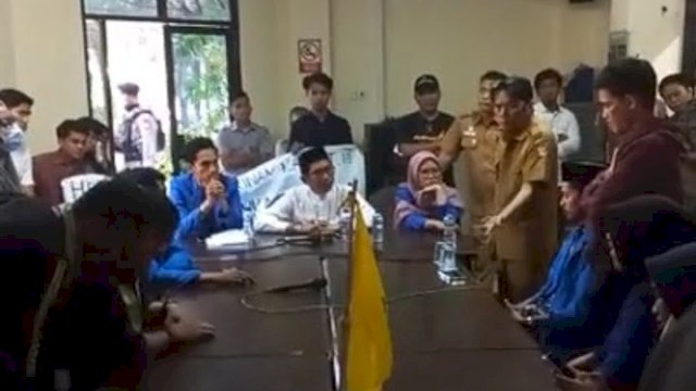 Sejumlah anggota legislatif DPRD Kota Makassar menerima aspirasi dari mahasiswa Pergerakan Mahasiswa Islam Indonesia (PMII) Makassar. 