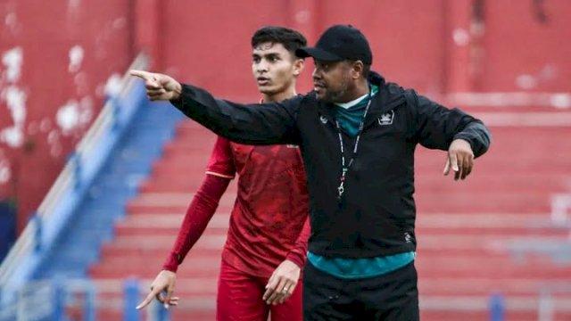 Pelatih Persik Kediri Divaldo Alves saat memimpin skuad latihan di Stadion Brawijaya beberapa hari lalu. (foto: Official Persik Kediri)