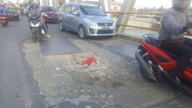 Kondisi jalan jembatan Masamba sebelum dilakukan perbaikan