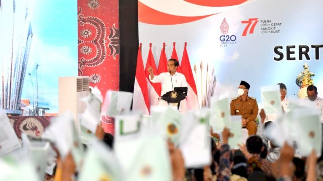 Presiden Jokowi saat sambutannya dalam agenda menyerahkan sertifikat tanah untuk rakyat di Gelora Delta, Kabupaten Sidoarjo, Senin (22/08/2022). (Foto: Biro Pers Presiden) 