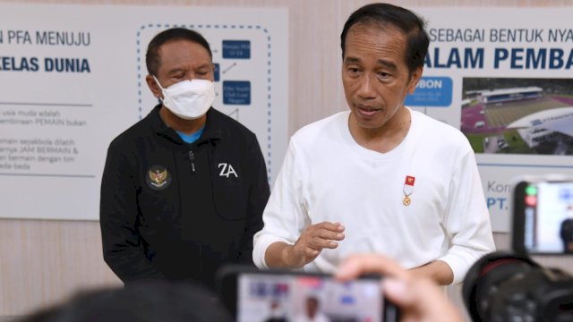 Presiden Jokowi saat menjawab pertanyaan jurnalis di Stadion Lukas Enembe, Kabupaten Jayapura, Papua, pada Rabu (31/08/2022). (Foto: Biro Pers Presiden) 