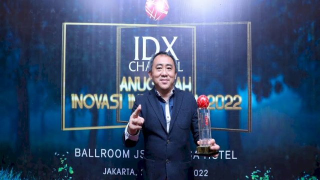 Senior General Manager Telkom Corporate University Center (TCUC) Jemy Confido menerima langsung penghargaan dari IDX Indonesia, yang digelar secara luring di Ballroom I Hotel JS Luwansa. (Dok Telkom) 