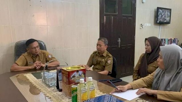 Sekretaris Bappeda Makassar Hamka memimpin rapat koordinasi