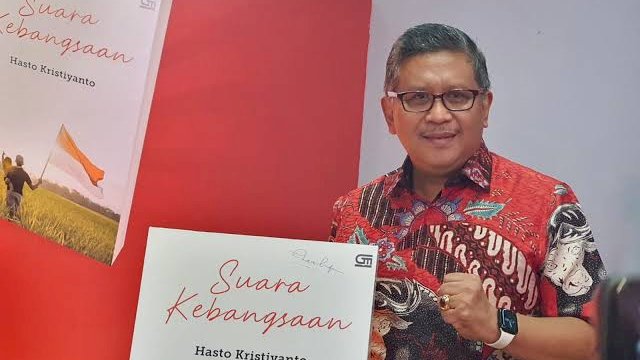 Sekjend PDIP Hasto Kristiyanto meluncurkan buku berjudul "Suara Kebangsaan" di Jakarta, pada Ahad (7/8/2022). 