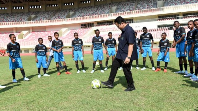 Menteri Erick Thohir bermain sepak bola bersama anak-anak disela peresmian Papua Football Academy di Stadion Lukas Enembe, Kabupaten Jayapura, Papua, Rabu (31/8/2022).