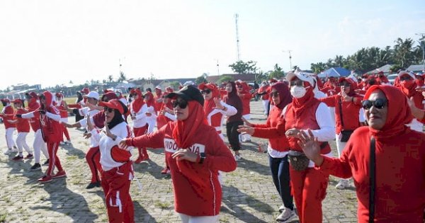 Pemkab Luwu Utar Gelar Pesona Zumba Merah Putih di Pelabuhan Laut Munte