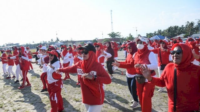 Pemerintah Kabupaten (Pemkab) Luwu Utara menggelar Pesona Luwu Utara Zumba Merah Putih, di Pelabuhan Laut Munte Desa Munte Kecamatan Tanalili, Sabtu (20/8/2022).