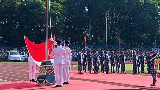 Upacara pengibaran bendera merah putih dalam rangka HUT RI ke-77 yang dilangsungkan Pemerintah Kota Solo di Stadion Sriwedari, Rabu (17/8/2022),  tak berjalan sesuai rencana. (Istimewa) 