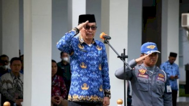 Sekretaris Daerah Luwu Utara (Lutra), Armiadi, bertindak selaku Inspektur Upacara Peringatan Hari Kesadaran Nasional, yang dirangkaikan dengan Hari Perhubungan Nasional Tahun 2022, di Lapangan Upacara Kantor Bupati, Senin (19/9/2022).