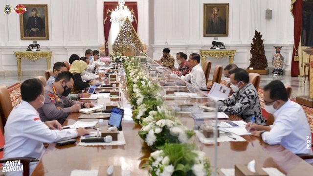 Presiden RI Joko Widodo (Jokowi) memimpin Rapat Terbatas (Ratas) mengenai Penyelenggaraan FIFA U-20 World Cup Tahun 2023, di Istana Merdeka, Jakarta, pada Kamis (8/9/2022). (Foto: PSSI) 