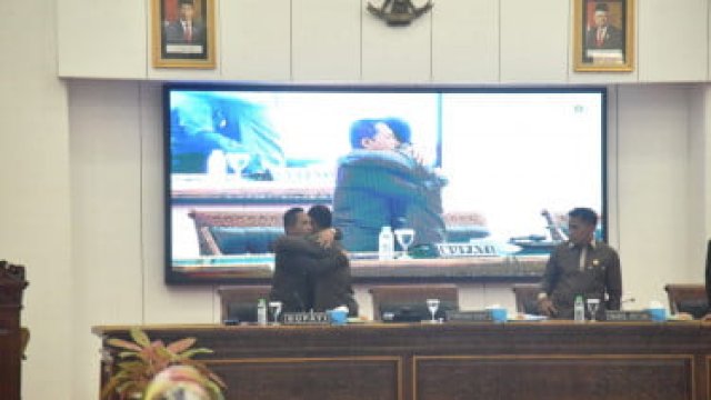 Bupati Lumajang Thoriqul Haq dan Ketua DPRD Lumajang Anang berpelukan usai Anang mengundurkan diri. (Foto: TV One News) 