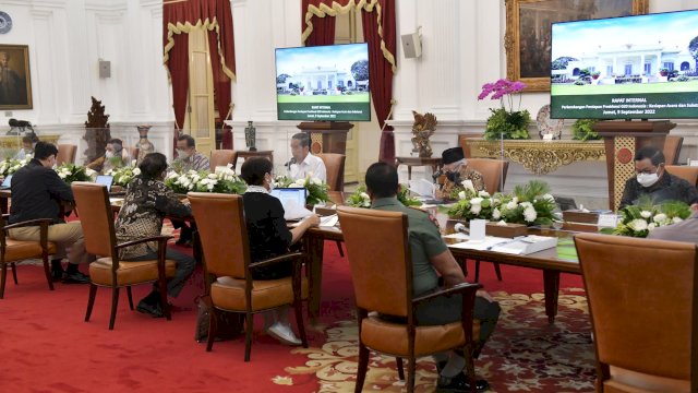 Presiden Jokowi memimpin rapat di Istana Merdeka, Jakarta, Jumat (09/09/2022). (Foto: Humas Setkab RI)