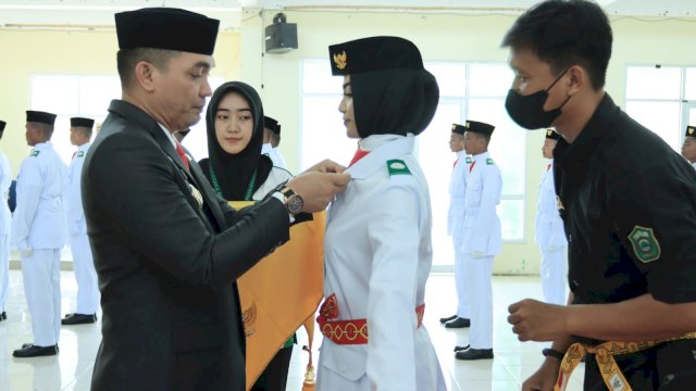 Sekda Takalar Kukuhkan 71 Pasukan Pengibar Bendera