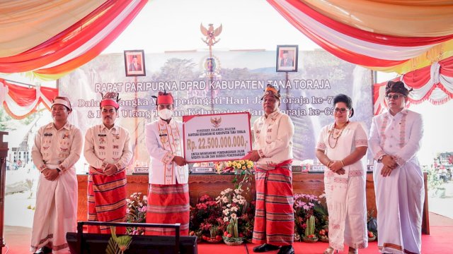 Gubernur Sulawesi Selatan, Andi Sudirman Sulaiman saat menyerahkan bantuan keuangan Pemprov Sulsel tahun 2022 kepada Pemkab Tana Toraja senilai Rp 22,5 Miliar.