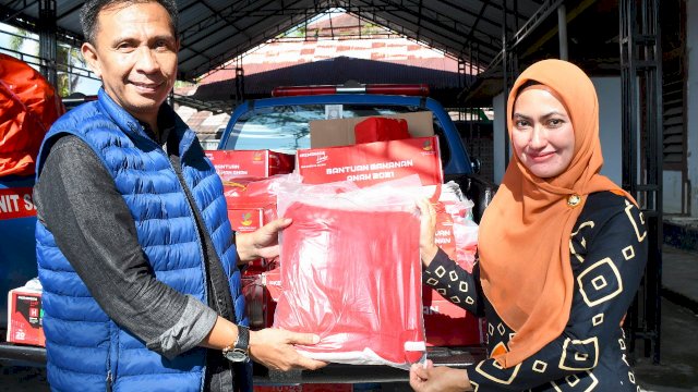 Bupati Luwu Utara Indah Putri Indriani saat menerima bantuan sembako dari pemerintah Provinsi Sulawesi Selatan untuk di salurkan ke korban bencana banjir di Luwu Utara.