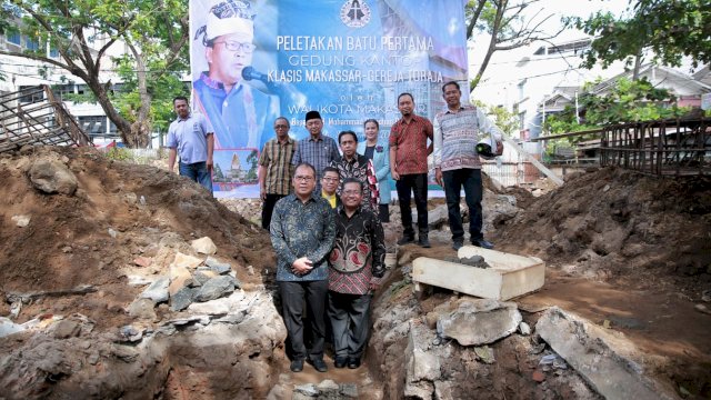 Wali Kota Makassar, Moh. Ramdhan ‘Danny’ Pomanto saat melakukan peletakan batu pertama pembangunan Kantor Klasis Makassar dan Gereja Toraja, di Jalan Rusa, Kecamatan Makassar, Sabtu (3/9/2022).