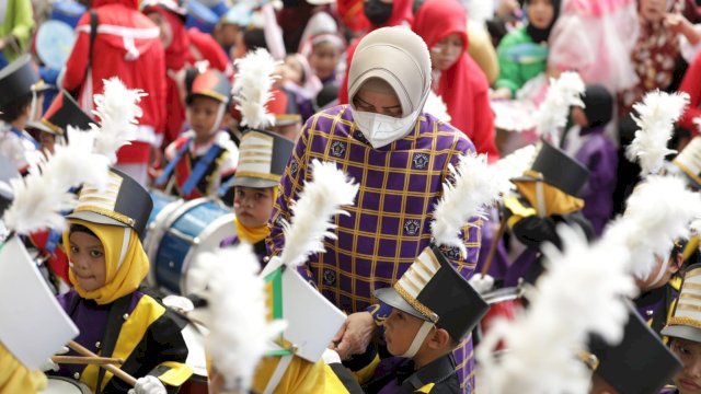 Ketua TP PKK Kota Makassar Indira Yusuf Ismail saat melepas peserta pawai dan drum band yang diikuti murid TK se-Kota Makassar, di Mal GTC, Jalan Metro Tanjung Bunga, Sabtu (3/9/2022).