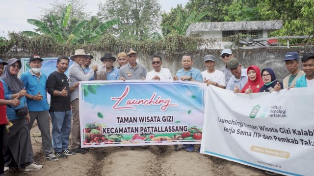 Bupati Takalar H Syamsari meresmikan taman wisata sekaligus turut menanam tanaman yang sehari-hari dikomsumsi oleh masyarakat tersebut. 