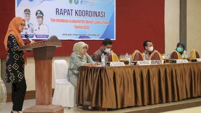 Bupati Luwu Utara, Indah Putri Indriani, saat memimpin Rapat Koordinasi Tim Pembina Kabupaten Sehat Luwu Utara, Kamis (1/9/2022), di Hotel Bukit Indah, Masamba.