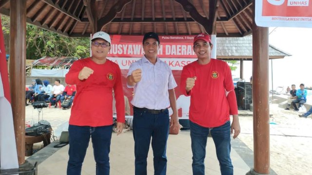 Ketua Umum IKA Unhas, Amran Sulaiman (tengah) saat hadir langsung Musda IKA Unhas Makassar yang digelar di Pantai Samalona itu.