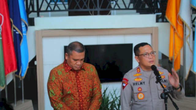 Rektor Universitas Negeri Gorontalo, Dr Eduart Wolok bersama Kapolda Gorontalo, Irjen Helmy Santika menggelar konferensi pers yang digelar di gedung Rektorat UNG, Senin (05/9/2022).