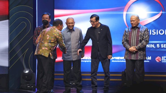 Wali Kota Makassar Moh. Ramdhan “Danny” Pomanto saat mendapst penghargaan Best Overall di MNC Conference Hall, INews Tower, Senin (5/09/) malam.