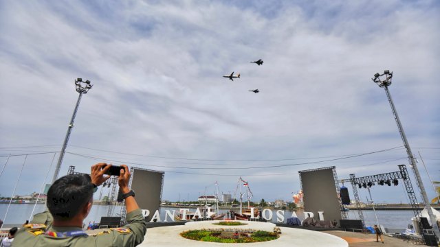 Pesawat tempur jenis Sukhoi milik TNI Angkatan Udara (AU) makula latihan dan berlangsung kurang lebih 30 menit sejak pukul 10.00 Wita di Pantai Losari, Selasa (6/9/2022).