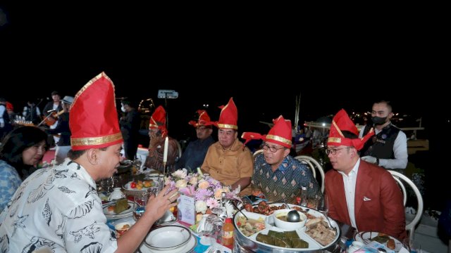 Wali Kota Makassar Moh Ramdhan Pomanto saat gala dinner Makassar F8 di atas kapal Phinisi, di Pantai Losari, Makassar, Rabu (7/9/2022).