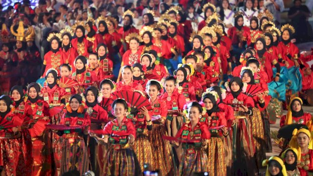 500 siswa siswi Sekolah Menengah Pertama (SMP) serentak mengenakan busana merah dipadukan bando kuning keemasan dan siswa mengenakan topi runcing merah tobaraniyya saat pembukaan Makassar F8, di Anjungan Pantai Losari, Rabu (7/9/2022).