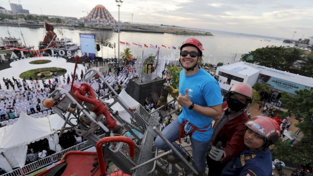 Bagi warga yang ingin menguji adrenalin dianjurkan untuk mendatangi stan Dinas Pemadam Kebakaran di Makassar International Eight Festival and Forum (Makassar F8).