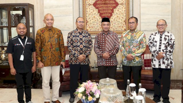 Wali Kota Makassar Moh Ramdhan “Danny” Pomanto dan Wali Kota Yogyakarta Sumadi bertemu dalam perbincangan hangat di Kediaman Pribadi Danny Pomanto, Jalan Amirullah Makassar, Kamis (8/9/2022).