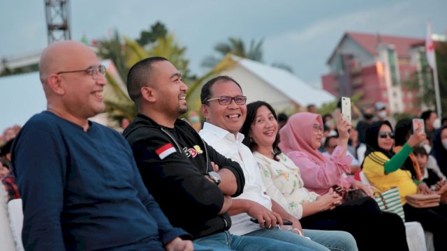 Wagub Sumbar, Audy Joinaldy bersama Wali Kota Makassar, Moh Ramdhan Pomanto saat menyaksikan Tari La O Lai di event Makassar F8, Jumat (8/9/2022). 