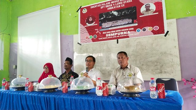 Wakil Bupati Luwu Utara, Suaib Mansur saat membuka Diksar Kepalangmerahan yang dilaksanakan Palang Merah Remaja UPT SMAN 4 Luwu Utara, Jum'at (9/9/2022).